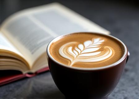 Latte art y libro abierto
